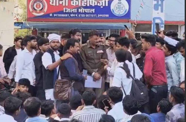 मेडिकल छात्रा की मौत को लेकर परिजनों ने किया थाने पर प्रदर्शन