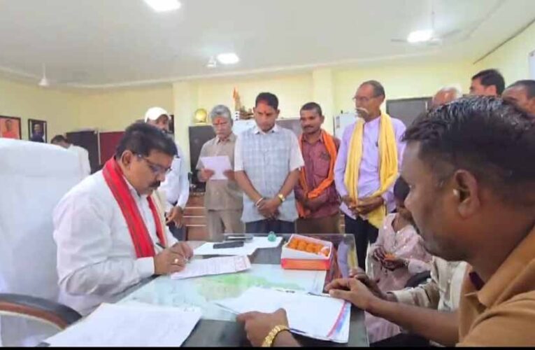 उपमुख्यमंत्री विजय शर्मा ने विधायक कार्यालय में आमजन से की मुलाकात