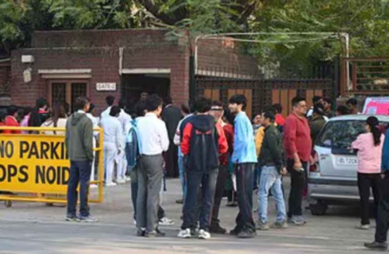 ये कैसा संतुलन मीलॉर्ड? CBSE फिजिक्स पेपर पर बवाल, बोर्ड के खिलाफ दायर हुई PIL