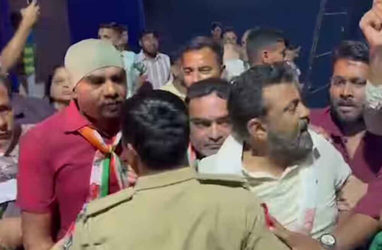 विवादित नाटक ‘मैं नाथूराम’ बना बवाल की वजह, राजकोट में हॉल में तोड़फोड़, कांग्रेस का उग्र प्रदर्शन