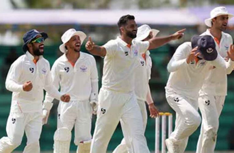 जम्मू-कश्मीर का दबदबा जारी, कर्नाटक पर बढ़ाई 400+ रनों की मजबूत बढ़त