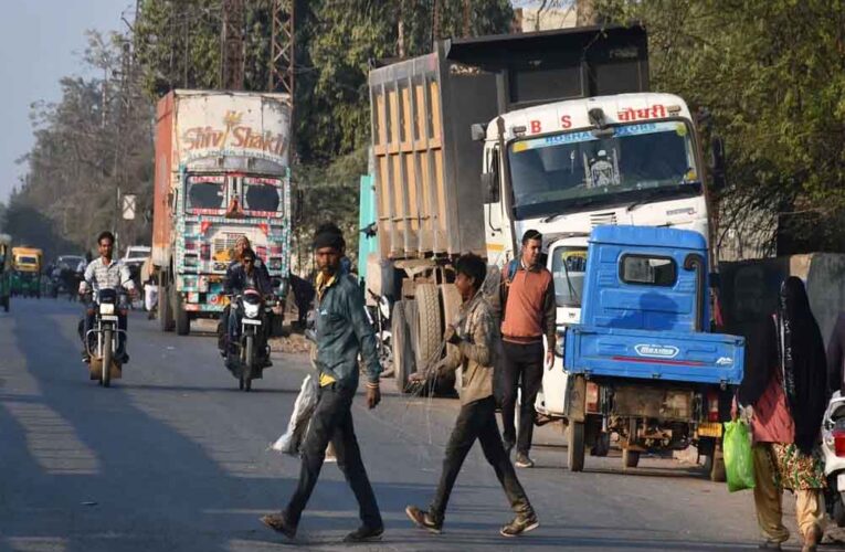 सर्विस लेन पर भारी वाहन खड़े, शहर में यातायात हुआ बाधित