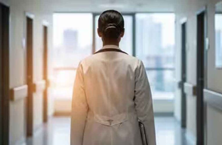 मॉल में मेडिकल छात्रा से बदसलूकी, दिल्ली के बाद यूपी में भी नस्लीय टिप्पणी का मामला गरमाया