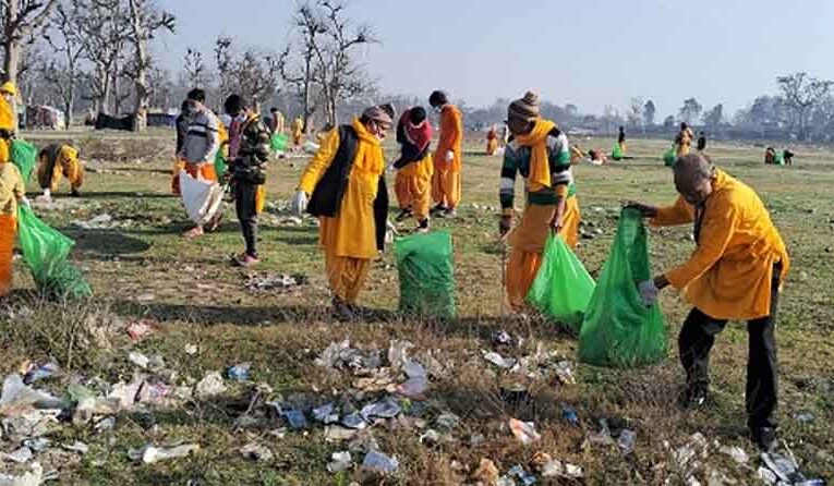 शांतिकुंज का कदम: हरिद्वार पंतद्वीप में जुटे साधक, बड़े पैमाने पर सफाई अभियान