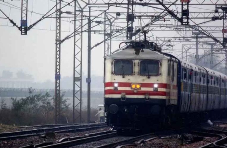 होली पर रेल यात्रियों की परेशानी: भोपाल से गुजरने वाली ट्रेनों में कंफर्म सीट का संकट