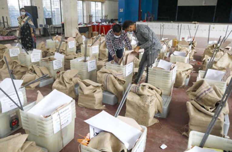 बांग्लादेश में वोटिंग खत्म, कई बूथों पर बवाल, महिला एजेंट्स से बदसलूकी के आरोप