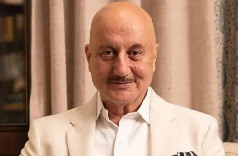 बॉलीवुड के दिग्गज अभिनेता अनुपम खेर 71 साल के हुए, फैंस ने दी ढेरों शुभकामनाएँ