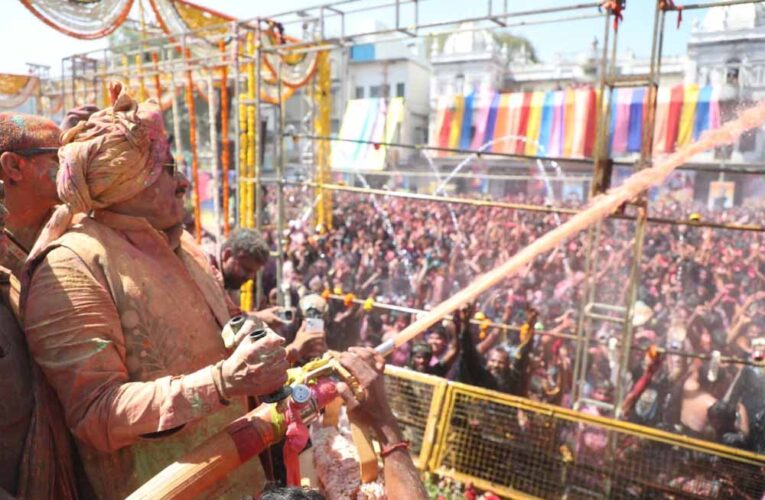 गेर में रंगे सीएम डॉ. मोहन यादव, जमकर उड़ाया रंग-गुलाल