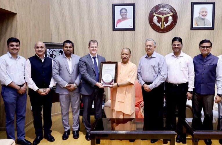 सीएम योगी को प्रस्तुत किया गया नोएडा इंटरनेशनल एयरपोर्ट का एयरोड्रम लाइसेंस