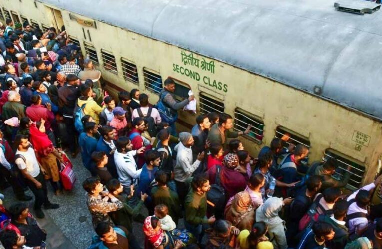 सीट कन्फर्म नहीं, बढ़ी बेबसी! रेलवे स्टेशन पर यात्रियों का सैलाब, जनरल डिब्बों की ओर मची भगदड़