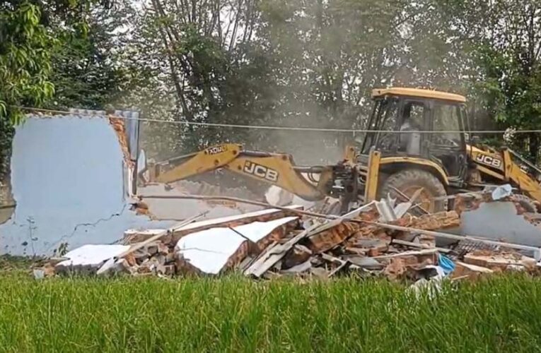 मेडिकल कॉलेज की जमीन पर अवैध कब्जा हटाने कार्रवाई, 37 घरों पर चला बुलडोजर, पथराव से बढ़ा तनाव