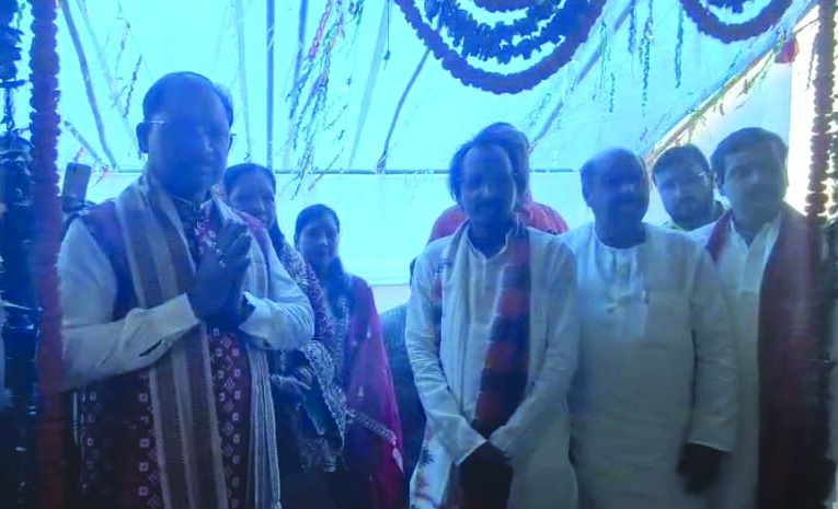 नुआपाड़ा में मुख्यमंत्री विष्णुदेव साय ने किए वैष्णो देवी मंदिर के दर्शन, परिवार संग दिखे