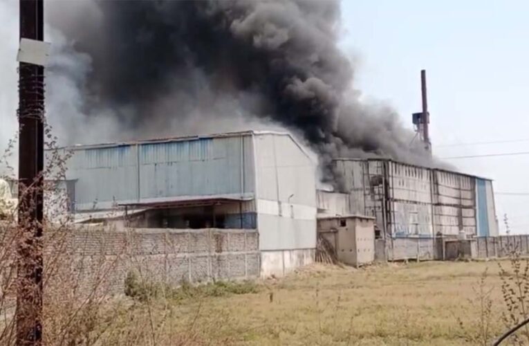 राइस मिल में लगी भीषण आग, काबू पाने में जुटी फायर ब्रिगेड और स्थानीय लोग