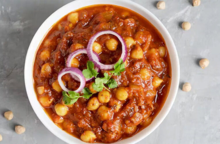 घर पर बनाएं एकदम असली ढाबा स्टाइल छोले नोट कर लें मसालों और तड़के वाली यह आसान रेसिपी