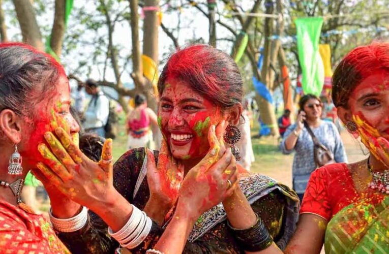 होली के रंग नहीं छूट रहे? वजह हो सकती हैं ये 4 आम गलतियां