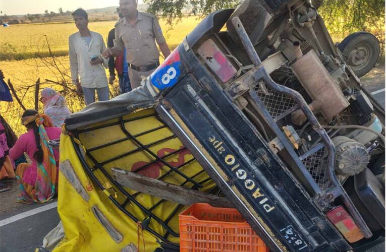 गुना के डायल 112हीरोज: तत्परता से मिली मदद, ऑटो पलटने से घायल महिलाओं को पहुँचाया अस्पताल