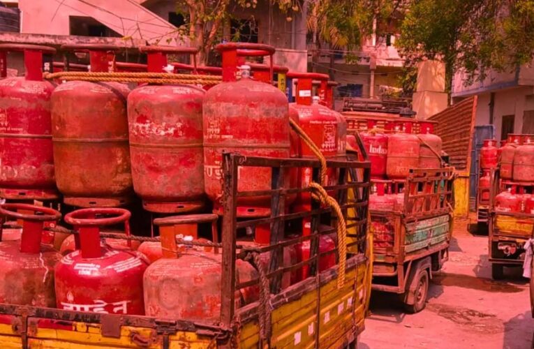 हर घर में दो सिलेंडर! डेढ़ करोड़ घरों में PNG कनेक्शन, जानें देश में कुल LPG सिलेंडर की संख्या