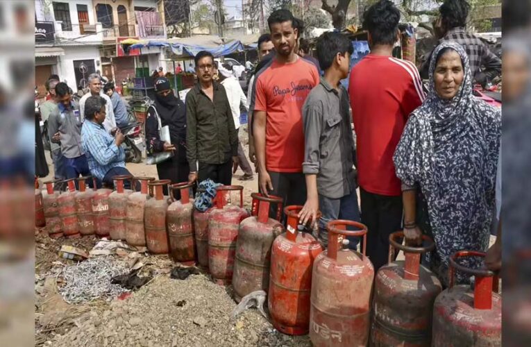 LPG संकट LIVE: रसोई गैस नहीं मिल रही, सिलेंडर ब्लैक मार्केट में 300 रुपये किलो