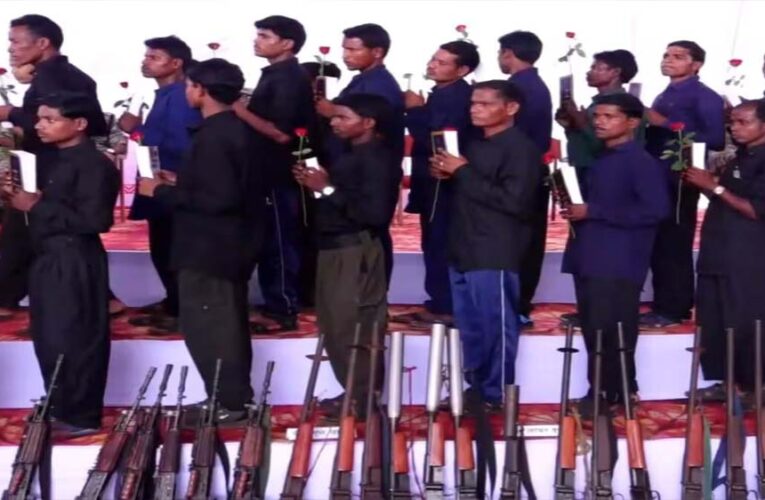 छत्तीसगढ़ में 106 नक्सली सरेंडर, सिर पर 3.95 करोड़ रुपए का इनाम था