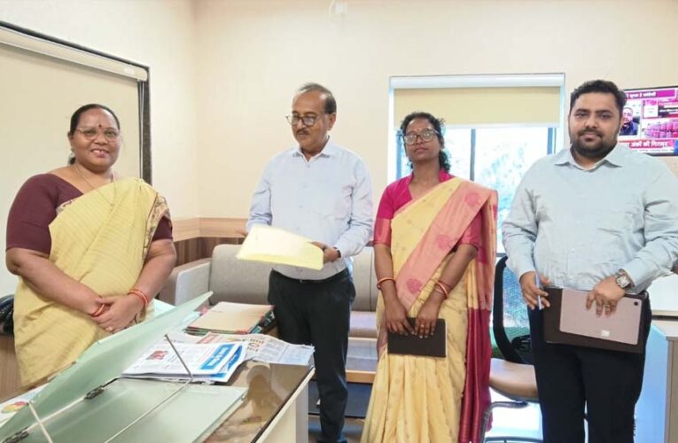 झारखंड के सूचना एवं जनसंपर्क विभाग की टीम ने छत्तीसगढ़ संवाद द्वारा प्रकाशित ‘रोजगार और नियोजन’ की ली जानकारी