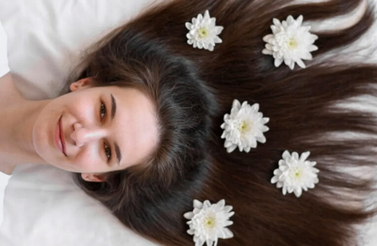 हफ्ते में सिर्फ दो बार तेल लगाने से जड़ से मजबूत होंगे आपके बाल