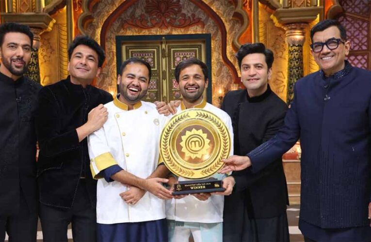 मास्टरशेफ इंडिया सीजन 9 के विजेता बने नागपुर के ‘गांधे ब्रदर्स’, अजिंक्य-विक्रम ने जीती ट्रॉफी और ₹25 लाख