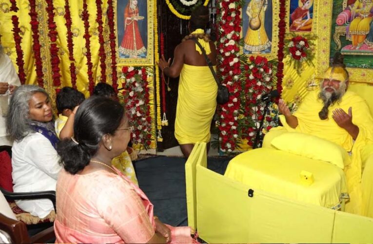 राष्ट्रपति द्रौपदी मुर्मू ने वृंदावन आश्रम में प्रेमानंद महाराज से की मुलाकात, राधे-राधे से हुआ स्वागत
