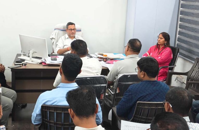 नगर निगम अपर आयुक्त विनोद पाण्डेय ने जोन 8 में राजस्व वसूली की गहन समीक्षा की