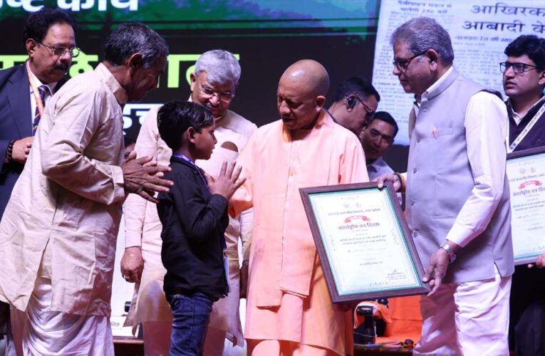 मुख्यमंत्री ने वीर बच्चों को किया सम्मानित