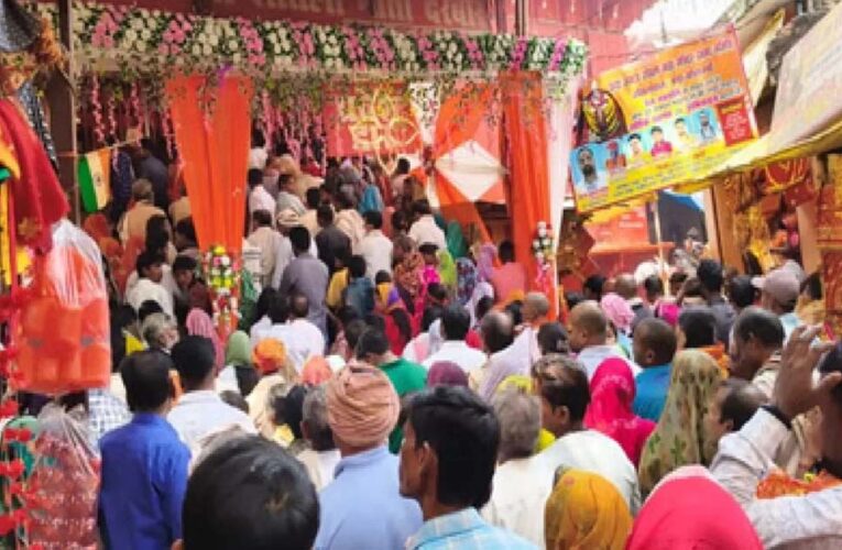नवरात्रि पर यूपी के देवी मंदिरों में उमड़ा आस्था का सैलाब, लाखों श्रद्धालुओं ने किए दर्शन