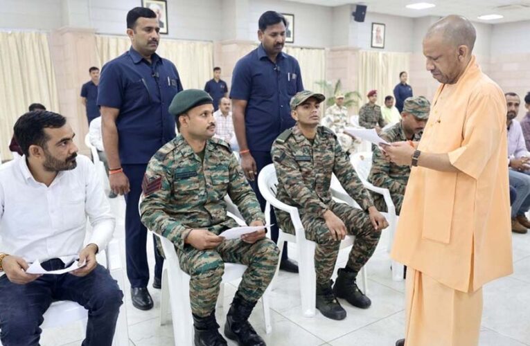 सैनिकों से सीएम योगी ने कहा- ‘बेफिक्र होकर देशसेवा कीजिए, आपके परिवार की सुरक्षा हमारी जिम्मेदारी