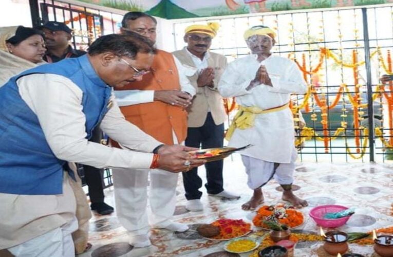 मुख्यमंत्री विष्णुदेव साय ने बड़ादेव की पूजा कर प्रदेशवासियों की सुख-समृद्धि की कामना की