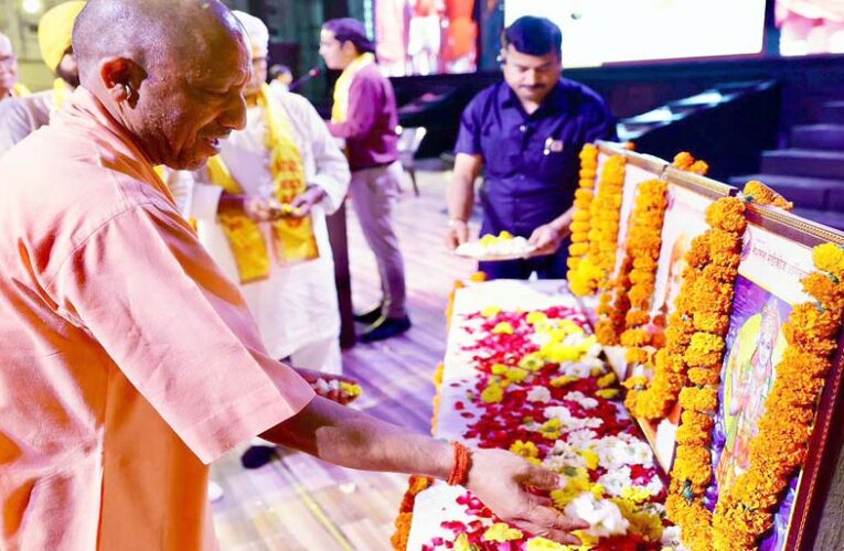 लखनऊ में आयोजित गुरु गोरखनाथ स्वास्थ्य सेवा यात्रा के कार्यकर्ताओं के सम्मान समारोह में सम्मिलित हुए मुख्यमंत्री