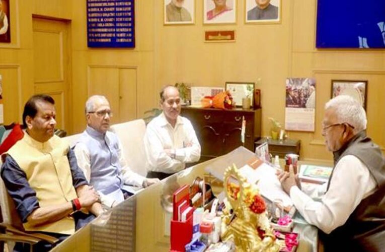 राज्यपाल पटेल से राज्य वित्त आयोग के अध्यक्ष पवैया ने सौजन्य भेंट की
