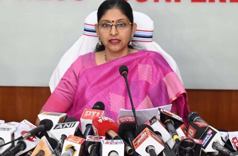 खाद्य विभाग की सचिव  रीना बाबा साहब कंगाले ने ली समीक्षा बैठक