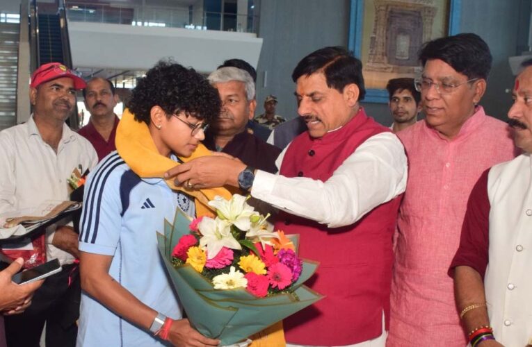 MP की बेटी अनुष्का बनीं टीम इंडिया की शान, CM मोहन यादव और कलेक्टर ने दी बधाई
