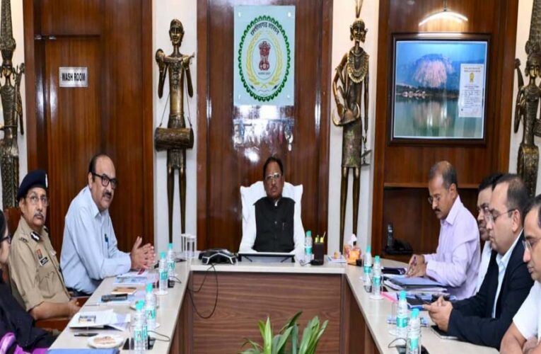 मुख्यमंत्री विष्णु देव साय कमिश्नर, आईजी और जिला कलेक्टरों के साथ वीडियो कॉन्फ्रेंसिंग के माध्यम से कर रहे हैं बड़ी बैठक