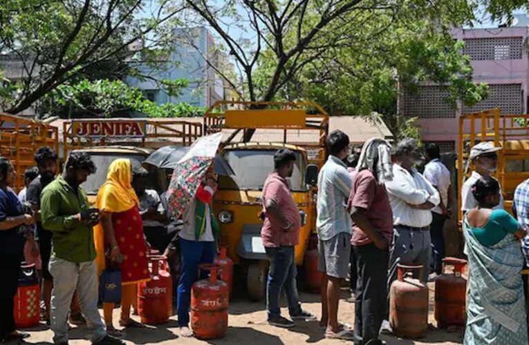 MP में पेट्रोल-डीजल पर्याप्त, लेकिन रसोई गैस पर ‘पैनिक’: भोपाल में दो दिन में 28,000 सिलेंडर की बुकिंग, सप्लाई 70% ही हुई