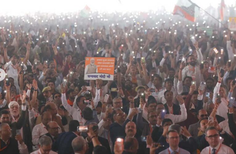 जेवर में उमड़ा जन-सैलाब, मोदी-योगी के नारों की गूंज