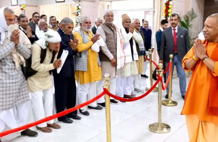 जेवर की गलियों में गूंजा मुख्यमंत्री योगी आदित्यनाथ पर लिखा गया गीत