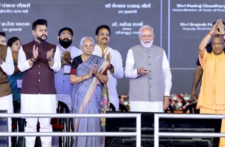 ऐतिहासिक क्षण: जेवर से पहली उड़ान, राज्यपाल आनंदीबेन पटेल व सीएम योगी ने किया लखनऊ का सफर