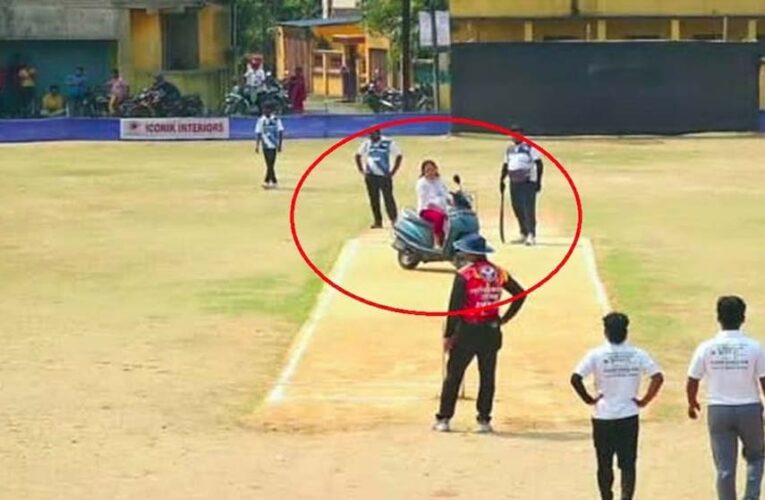 क्रिकेट की भीड़ में फंसी पति की कार, गुस्से में स्कूटी लेकर पिच तक पहुंची महिला