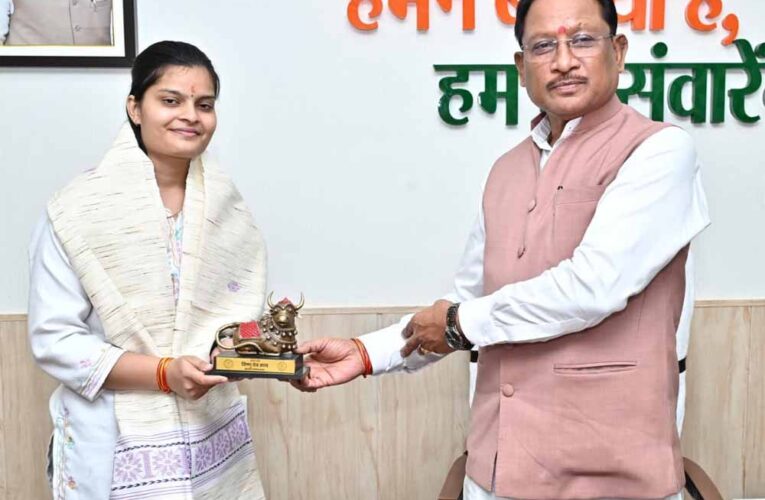 यूपीएससी सिविल सेवा परीक्षा में 35वीं रैंक प्राप्त करने वाली सु वैभवी अग्रवाल को मुख्यमंत्री ने दी बधाई मुख्यमंत्री  विष्णु देव साय