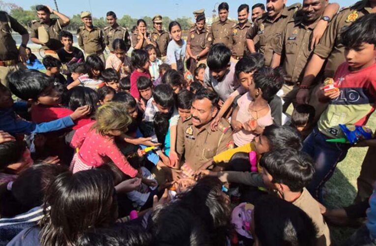 लखनऊ: पुलिस अधिकारियों ने गरीब बच्चों के साथ खेली होली, मासूमों को दिए उपहार
