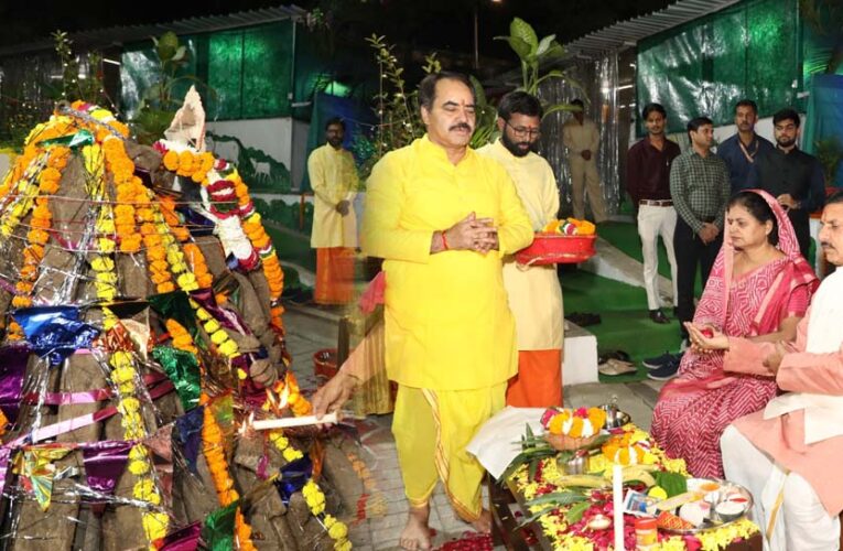 मुख्यमंत्री निवास पर हुआ भव्य होलिका दहन, गौ-काष्ठ का हुआ उपयोग