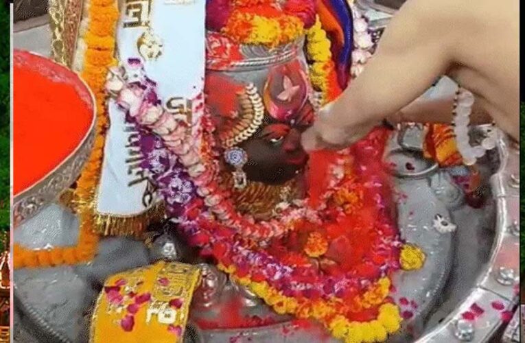 महाकाल की नगरी में अबीर-गुलाल की धूम, पंडे-पुजारियों ने भक्तों के साथ मनाया उत्सव