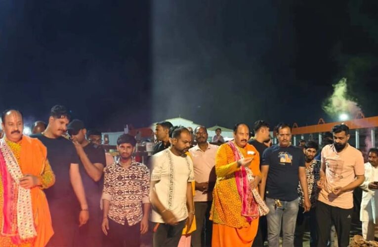 कुबेरेश्वर धाम में पं. प्रदीप मिश्रा ने किया होलिका दहन, शहरभर में सौ से अधिक होलिकाओं का जलना