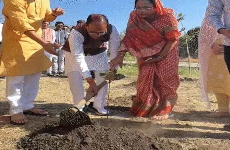 केन्द्रीय मंत्री शिवराज सिंह चौहान के 66वें जन्मदिन पर बड़े संकल्प, परिवार संग पौधे रोपे, विदिशा में शुरू की फ्री मामा कोचिंग