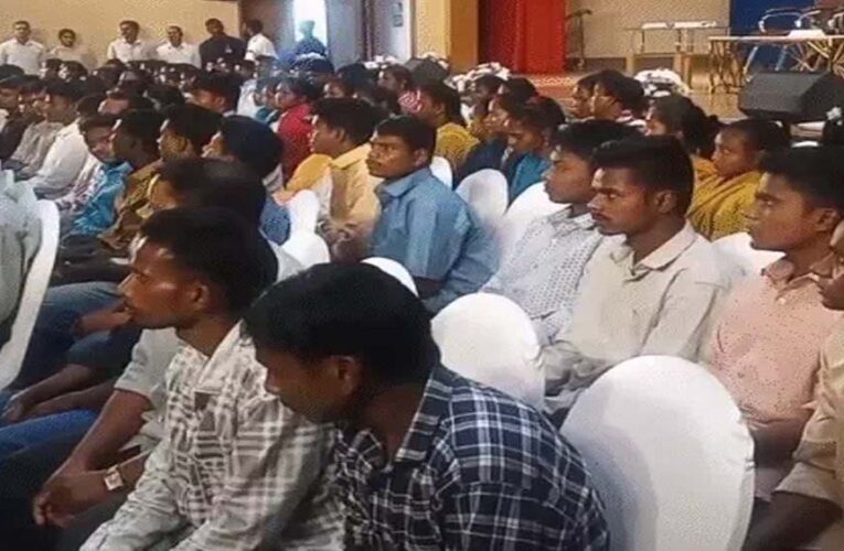 बस्तर के 125 नक्सलियों ने तेलंगाना में डाले हथियार, करोड़ों के हथियार सौंपे; IG ने बताया माओवादी क्यों छोड़ रहे हिंसा