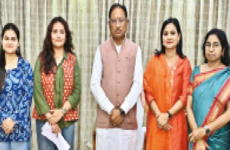 साय ने महिला पत्रकारों से की बातचीत: पिता के निधन के बाद मां ने निभाई दोनों की भूमिका